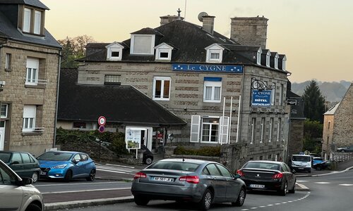 Façade Brit Hotel Le Cygne - SAINT HILAIRE DU HARCOUET