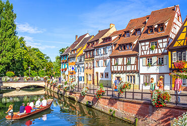 Colmar et ses maison a pant de bois fleuries le long des canaux
