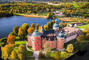 Vue aérienne du chateau de Gripsholm entouré de lac et foret