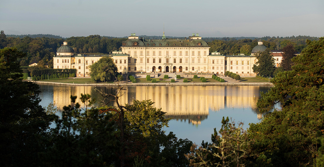 Vue sur un lac avec un chateau qui se reflète dedans