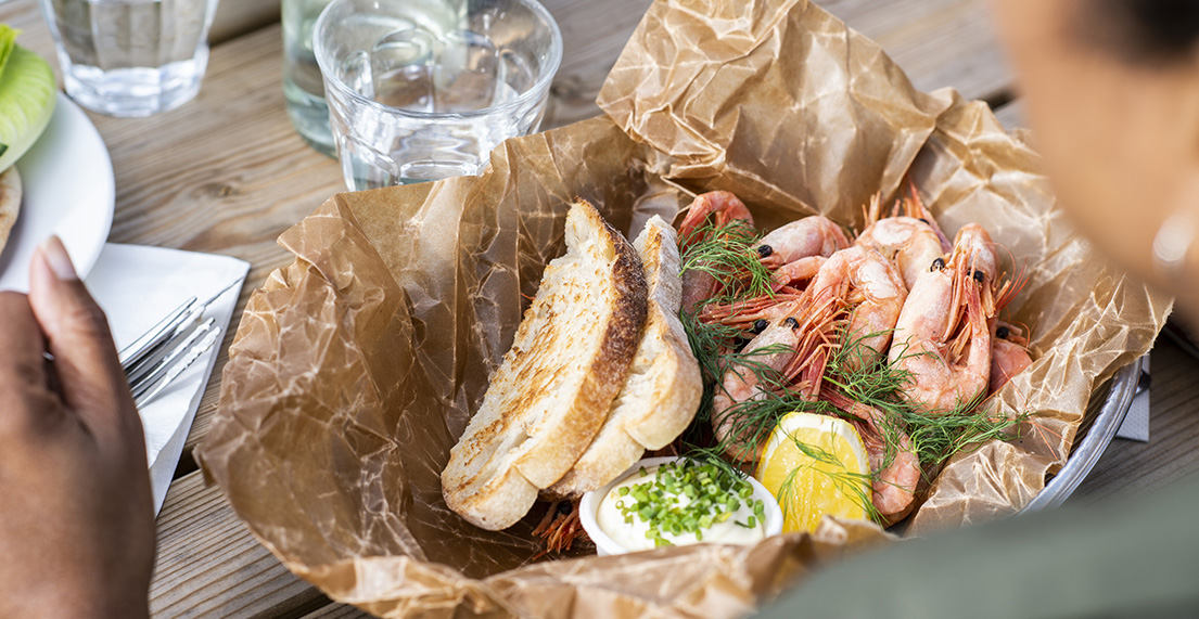 Une assiette gastronomique avec crevettes et pain suedois