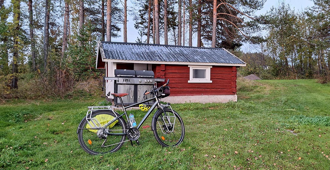 Un velo est expose devant une cabane rouge typique suedoise