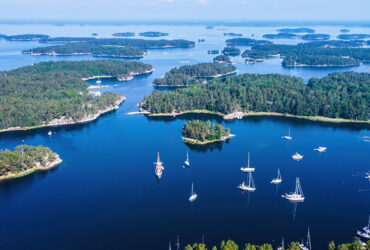 Archipel constitué de petites île de verdure avec des bateau à voile en mer