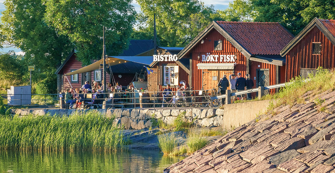 Des maisons typiques rouges accueillant du publique au bord d'un lac