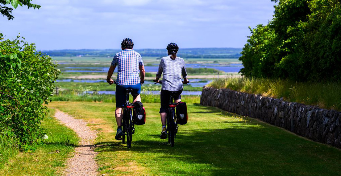 Un couple de cyclistes roule le long de la cote danoise