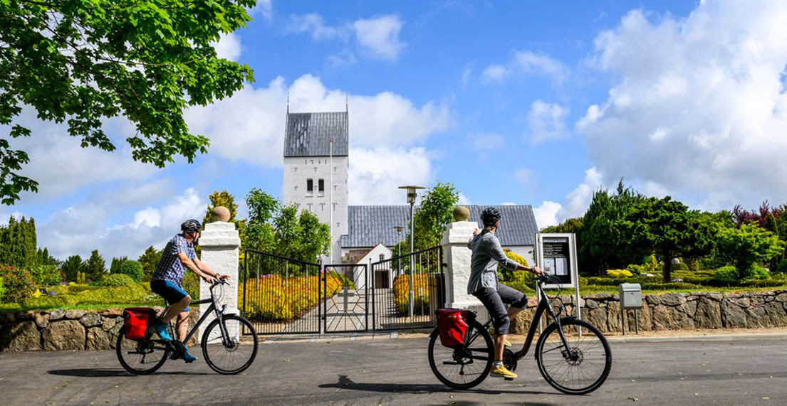 Un couple de cyclistes roule sur une route de ville