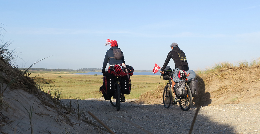 Deux cyclistes roulent le long de la cote danoise