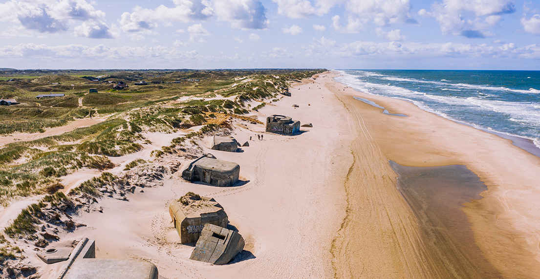Plage de bunker bordée par la mer turquoise