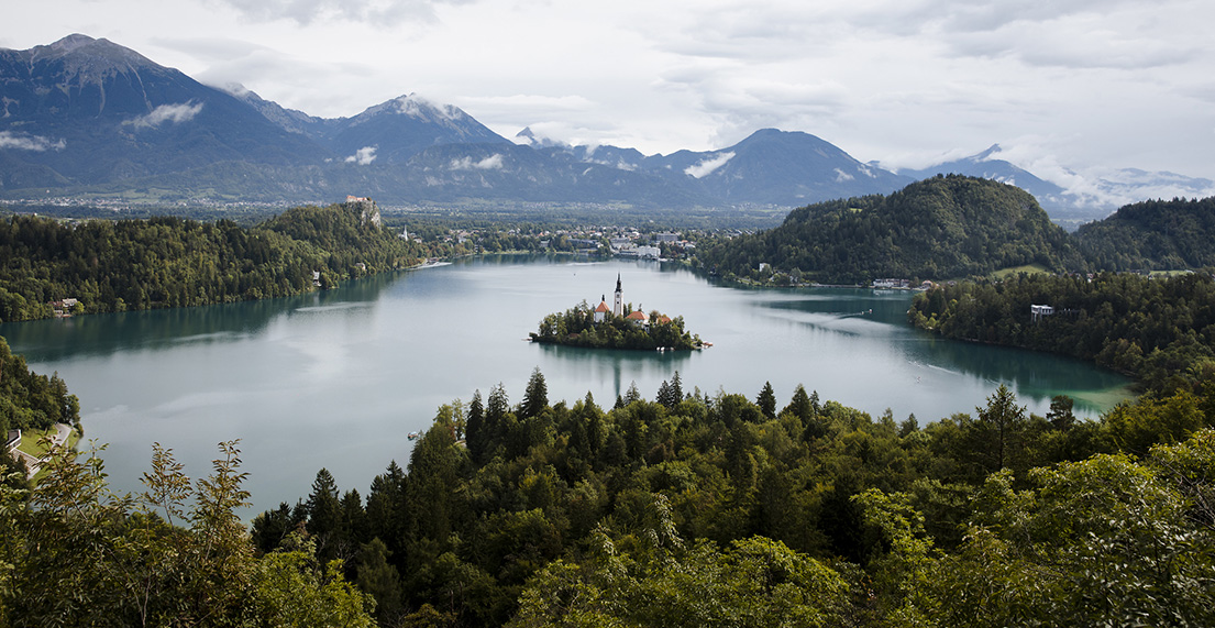 Une ile accueillant une église au beau milieu d'un lac entouré de montagnes