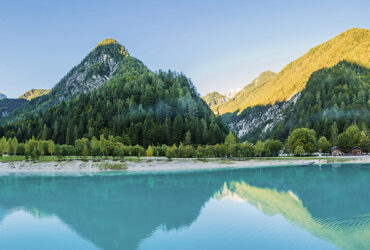 Vue panoramique sur un lac bleu clair et les montagnes