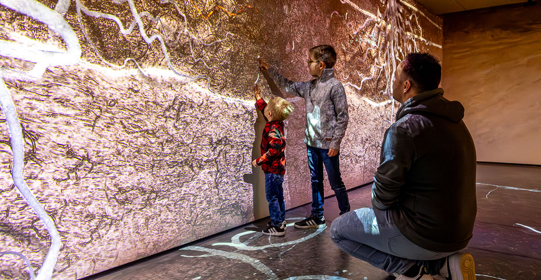 Une famille visite le musee Pressoria