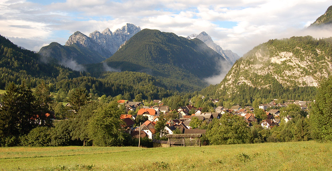 Un village entouré de forets au pied des montagnes