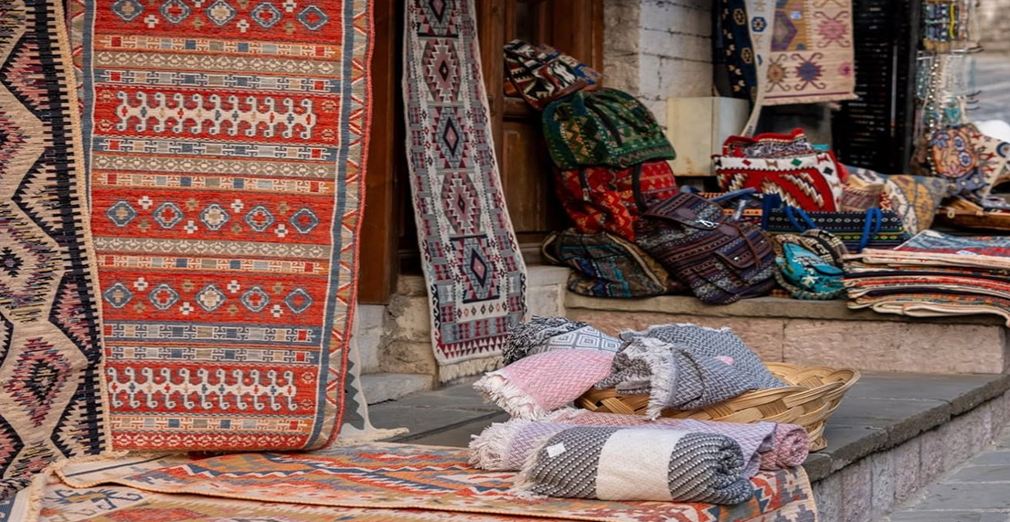 Des tapis, serviettes et autre tissus colores expose dans la rue