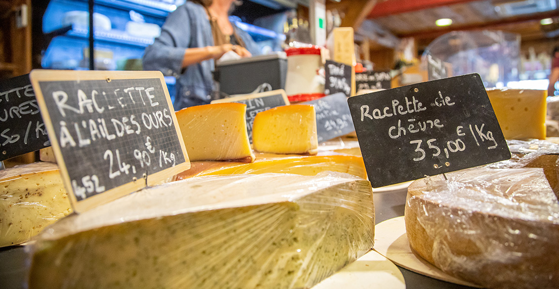 Fromage a raclette et chevre dans une fromagerie