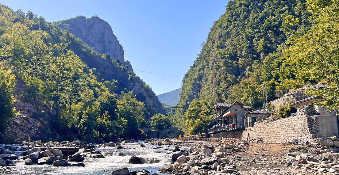 Une riviere s'ecoule entre les montagnes