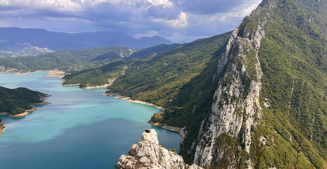 Panorama depuis des montagnes vertes traversees par un fleuve d'eau turquoise