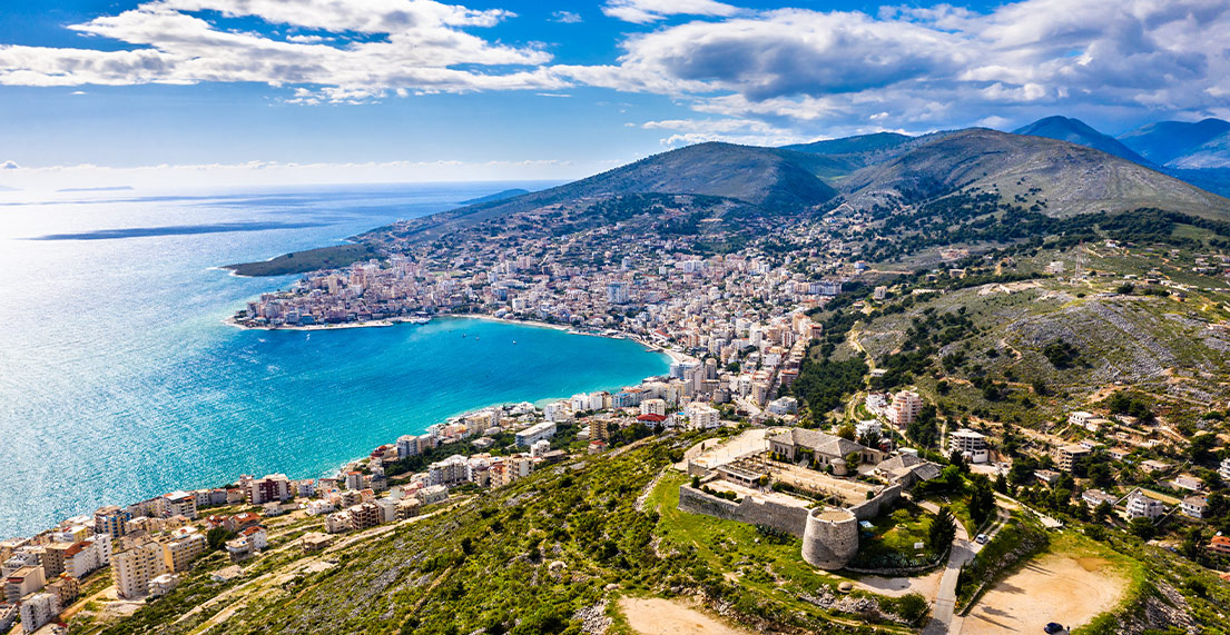 Vue aerienne sur une ville montagnarde au bord de la mer turquoise