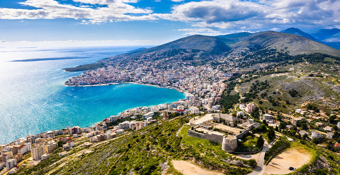 Vue aerienne sur une ville montagnarde au bord de la mer turquoise