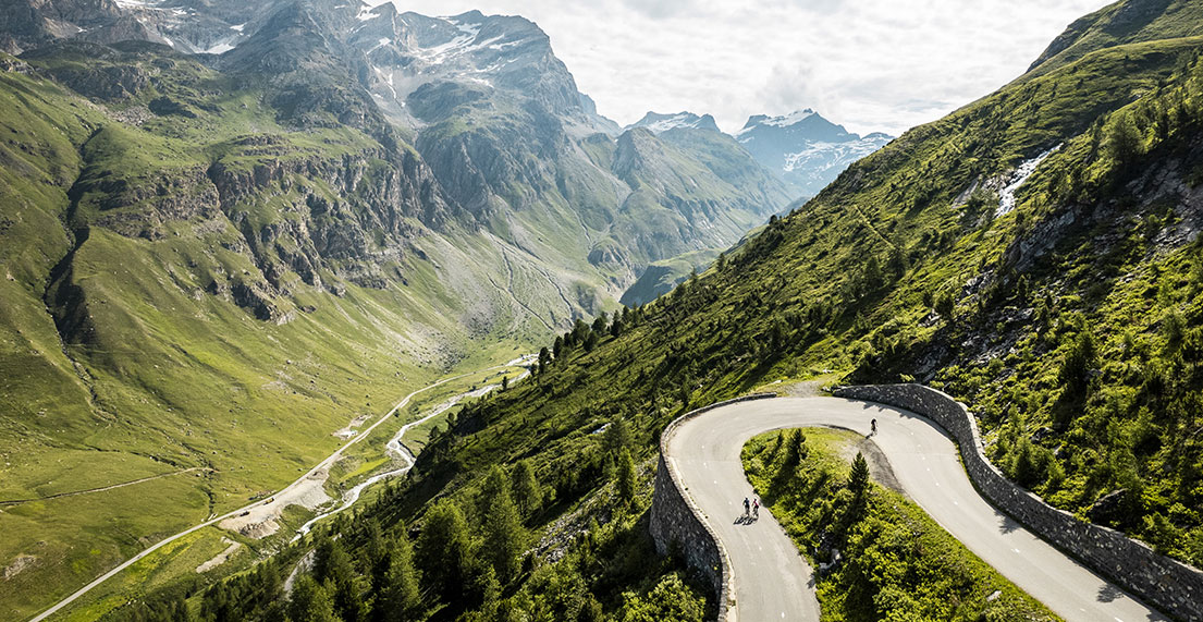 Vue aerienne sur les route en epingle des alpes
