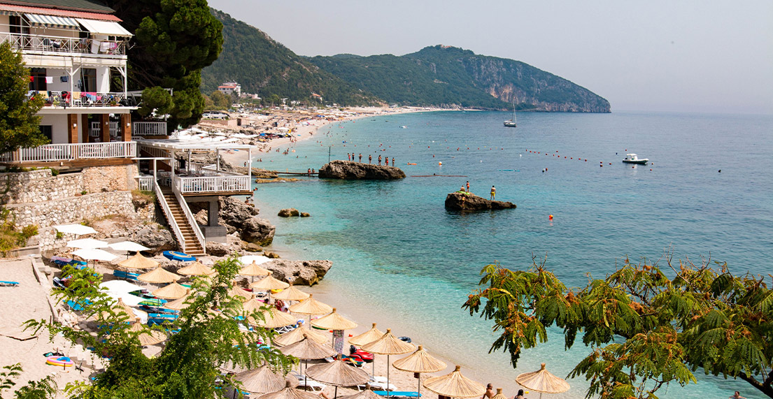 Une plage de sable blanc et aux eaux turquoises