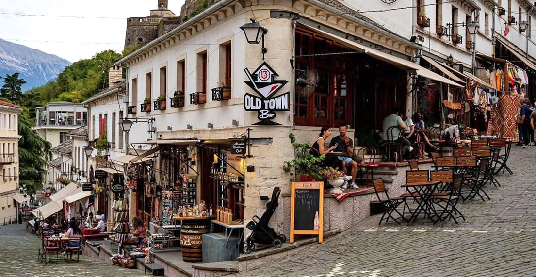 Village perché aux maisons blanches et rues pavees