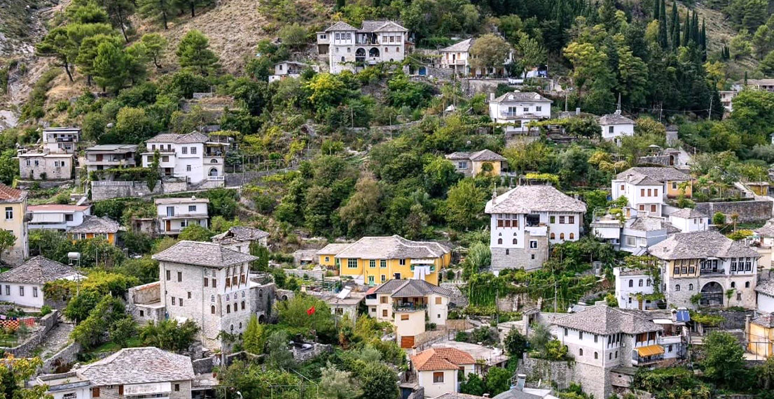 Une village colore perche dans les montagnes vertes