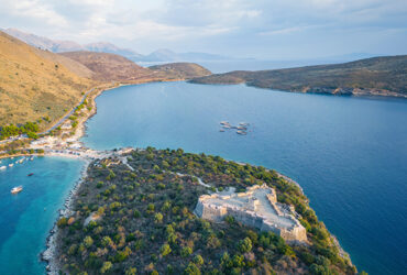 Vue aerienne sur un fort sur une presqu'ile entoure par la mer