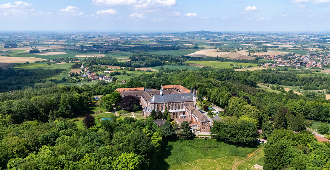 Vue aerienne sur l'abbaye des Monts de Cats au beau milieu de la verte campagne