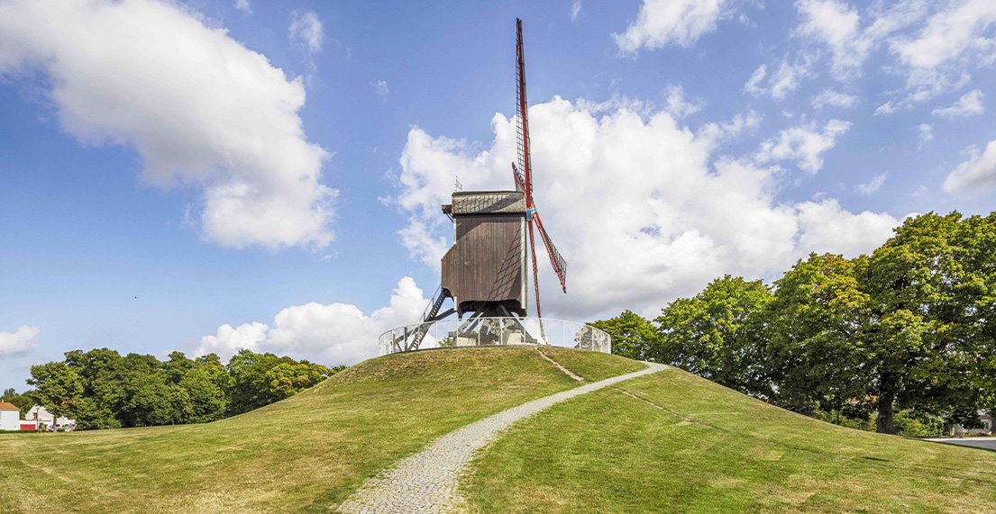 Un moulin en bois à vent sur une coline