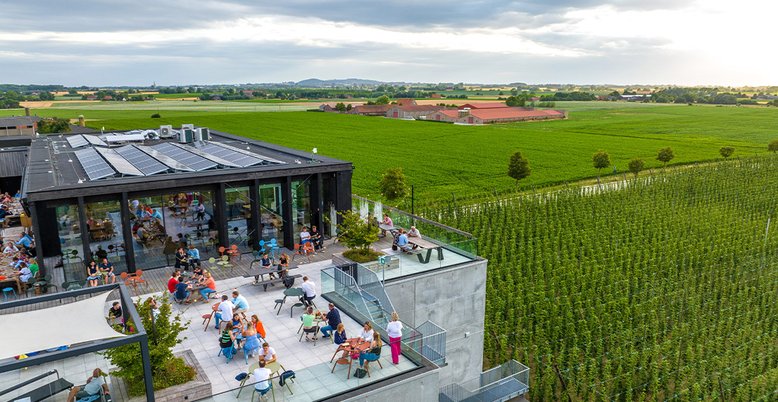 Un bar sur toit terrasse au milieu de la campagne