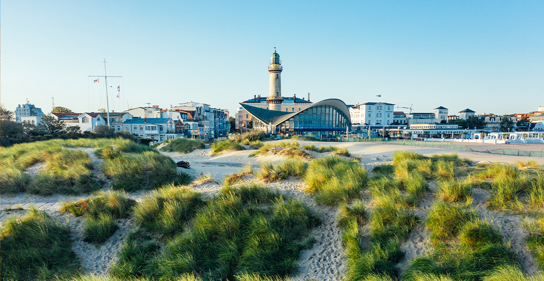 Une ville portuaire aux abord d'une plage