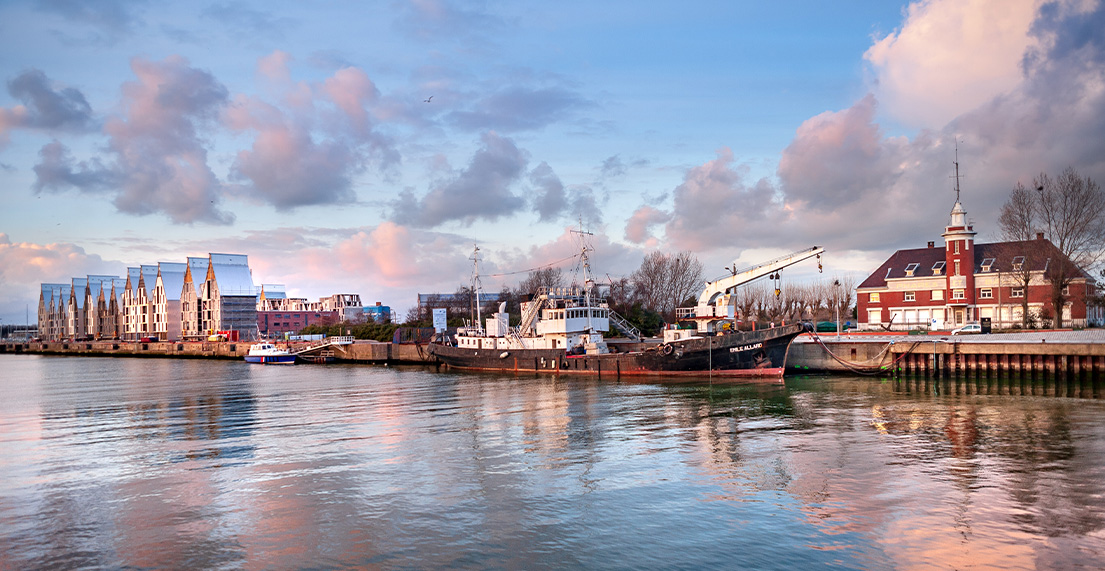 La ville de Dunkerque, ses batiments rouges depuis le port